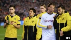 Les joueurs du Borussia Dortmund échangent avec ceux de FC Liverpool après le match de football de quart de finale d’Europa League de l'UEFA entre Liverpool FC et le Borussia Dortmund à Liverpool.