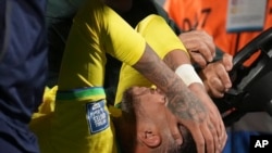 El brasileño Neymar es sacado del campo en camilla luego de lesionarse durante un partido de clasificación para la Copa Mundial de la FIFA 2026 contra Uruguay en el estadio Centenario de Montevideo, Uruguay, el martes 17 de octubre de 2023.