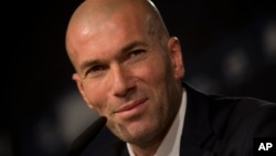 Real Madrid Zinedine Zidane, l'entraineur du Real Madrid, jeudi le 5 janvier, 2016. (AP Photo/Paul White)