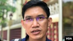 រូបឯកសារ៖ លោក យាង សុធារិន្ទ ថ្លែងជាមួយ​អ្នកកាសែត​នៅក្រៅ​របង​តុលាការ​កំពូល​ ក្នុងទីក្រុង​ភ្នំពេញ​ ថ្ងៃទី ២២ ខែតុលា ឆ្នាំ​២០២០។ (ហ៊ុល រស្មី/វីអូអេ)​​