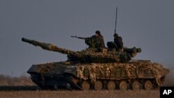 乌克兰士兵在巴赫穆特前线驾驶坦克。（2023年3月22日）