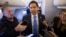El secretario de Estado de EEUU, Marco Rubio, habla con la prensa en su camino hacia Arabia Saudita, en un avión militar, el 10 de marzo de 2025. (AP/Saul Loeb)