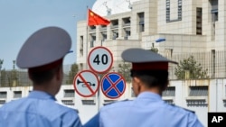 Bishkekda 30-avgust kuni Xitoy elchixonasi yonida bir kishi mashinasini portlatgan. Hujumchi halok bo'lib, uch fuqaro jarohatlangan.