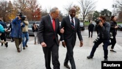 参议院多数党领袖舒默迎接一天前在佐治亚决选取胜后返回国会的沃诺克参议员。(2022年12月7日)