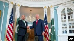 رکس تلرسن، وزیر خارجۀ ایالات متحده، روز چهار شنبه با خواجه آصف، وزیر خارجۀ پاکستان، در مقر وزارت خارجۀ امریکا دیدار کرد