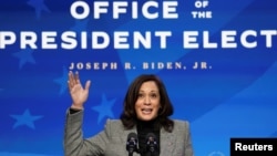 La vicepresidenta electa de EE.UU., Kamala Harris, habla después que el presidente electo, Joe Biden, presentó a miembros clave de su equipo científico de la Casa Blanca en su sede de transición en Wilmington, Delaware, el 16 de enero de 2021. 