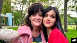 Judith Raanan, izquierda, y su hija Natalie, de 17 años. El 20 de octubre de 2023, Israel anunció que ambas estadounidenses retenidas por militantes de Hamás habían sido liberadas.