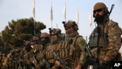 گروهی از جنگجویان طالبان با یونیفورم نظامی در کابل