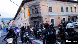 Agentes de policía patrullan el centro de Quito, la capital, tras un estallido de violencia después de que el presidente Daniel Noboa, declarara el estado de emergencia por la desaparición de Adolfo Macías, líder de la banda criminal Los Choneros. Visto el 9 de enero de 2024.