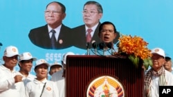 រូបឯកសារ៖ នាយក​រដ្ឋមន្ត្រី​កម្ពុជា​និង​ជា​ប្រធាន​គណបក្ស​ប្រជាជន​កម្ពុជា (CPP) លោក​ ហ៊ុន សែន ថ្លែង​សុន្ទរកថា​ទៅ​កាន់​ក្រុម​អ្នក​គាំទ្រ​របស់​លោក​នៅ​ក្នុង​យុទ្ធនាការ​ឃោសនា​បោះឆ្នោត​ឃុំសង្កាត់​ថ្ងៃ​ចុងក្រោយ នៅ​ជាយ​រាជធានី​ភ្នំពេញ ថ្ងៃទី២ ខែមិថុនា ឆ្នាំ២០១៧។ 