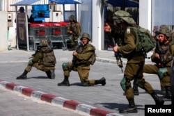 Izraelski vojnici obezbjeđuju stambenu oblast nakon masovnog napada militanata Hamasa iz Pojasa Gaze, u Sderotu, južni Izrael, 7. oktobra 2023.