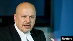 Karim Khan asiste a una conferencia de prensa antes del juicio de Ruto y Joshua arap Sang en la Corte Penal Internacional (CPI) en La Haya, el 9 de septiembre de 2013.