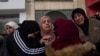 Palestinas lloran luego de ver por última vez el cuerpo de Suleiman Kanan, de 17 años, durante su funeral en Bir Zeit, Cisjordania, el lunes 15 de enero de 2024.