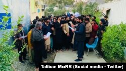 بازداشت و توقیف مهاجران افغان توسط پولیس پاکستان واکنش‌های زیادی را به دنبال داشته و بسیاری از نهادهای بین‌المللی از مقام‌‌های آن کشور خواسته اند که به آزار و اذیت افغان‌ها پایان دهد.