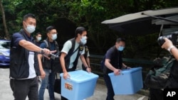 香港警察突袭港大学生会办公室，查抄了数箱文件。（2021年7月16日）