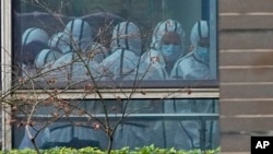 រូបឯកសារ៖ សមាជិក​នៃ​ក្រុម​អង្គការ​សុខភាព​ពិភពលោក ត្រូវបាន​គេ​មើល​ឃើញ​តាម​បង្អួច ក្នុង​អំឡុងពេល​ធ្វើ​ទស្សនកិច្ច​នៅ​មជ្ឈមណ្ឌល​គ្រប់គ្រង និង​បង្ការ​ជំងឺ​សត្វ Hubei នៅ​ក្នុង​ទីក្រុង Wuhan ក្នុង​ខេត្ត Hubei នៅ​ភាគកណ្តាល​ប្រទេស​ចិន កាលពី​ថ្ងៃទី២ ខែកុម្ភៈ ឆ្នាំ២០២១។