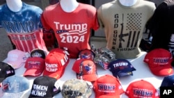 共和黨總統候選人、前總統特朗普和共和黨副總統候選人、俄亥俄州參議員萬斯(JD Vance)在密西根州大急流城舉行競選活動現場展示的競選商品。 (2024 年7月20日)