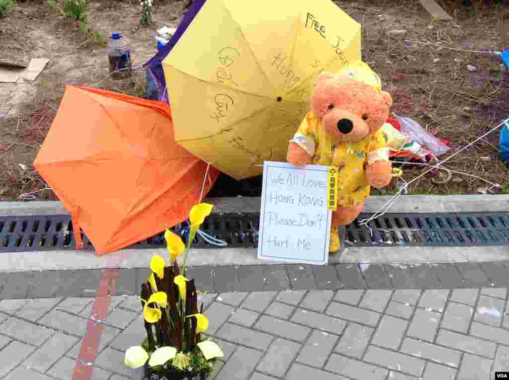 數以千計港人在金鐘佔領區舉傘默立87秒，紀念佔領運動滿月（美國之音海彥 拍攝） 