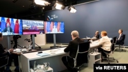 រូបឯកសារ៖ អធិការបតី​អាល្លឺម៉ង់​​លោកស្រី Angela Merkel ថ្លែងនៅក្នុងសន្និសីទសារព័ត៌មានជាវីដេអូតាមអនឡាញជាមួយប្រធានាធិបតីសហភាពអឺរ៉ុប និងប្រធានាធិបតីចិនលោក Xi Jinping ពីទីក្រុងប៊ែរឡាំង ប្រទេសអាល្លឺម៉ង់ កាលពីថ្ងៃទី ១៤ ខែកញ្ញា ឆ្នាំ ២០២០។