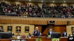 La senadora estatal de Arizona, Shawnna Bolick, habla durante una sesión de la cámara alta, el miércoles 1 de mayo de 2024, en el Capitolio en Phoenix. 