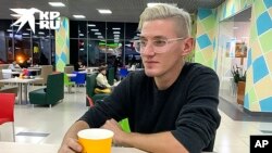 روبرت رومانف وودلند، شهروند آمریکایی، در حال مصاحبه با خبرنگار کومسومولسکایا پراودا. مسکو، روسیه - آذر ۱۳۹۹. آرشیو