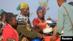 Internally displaced Congolese civilians receive food aid at Medecins Sans Frontieres (MSF) center in Bunia, eastern Democratic Republic of Congo February 16, 2018. Picture taken February 16, 2018. 