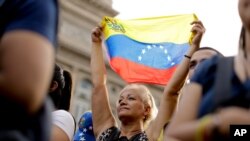 Una manifestante venezolana sostiene una bandera venezolana durante una manifestación en Buenos Aires, Argentina. Enero, 23 2019.