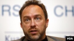 El fundador, Jimmy Wales, creó Wikipedia con la idea que puede ser una libre fuente de información.