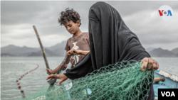Imagen de una mujer yemení y su hijo, tomada por el fotoperiodista español Pablo Tosco, que ganó el primer lugar en el certamen anual de fotografía de la World Press Foundation. Captura de video.