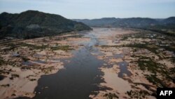 រូបឯកសារ៖ ទិដ្ឋភាពដងទន្លេមេគង្គមើលពីលើអាកាស មើលពីស្រុកប៉ាកជុម ខេត្តឡូអ៊ី ប្រទេសថៃ ដែលកំពុងរីងស្ងួតហួតហែងគួរឲ្យព្រួយបារម្ភ។ 