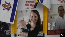 জেরুজালেমে একটি পোস্টারে শিরি বিবাসের ছবি; ২০২৩ সালের ৭ অক্টোবরে তাকে, তার স্বামী ও দুই শিশু সন্তানকে অপহরণ করে গাজায় নেয়া হয়। ২১ ফেব্রুয়ারি, ২০২৫।