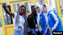 زنان برزیلی با دو ورزشکار زن کاروان المپیک ایران عکس سلفی می‌گیرند