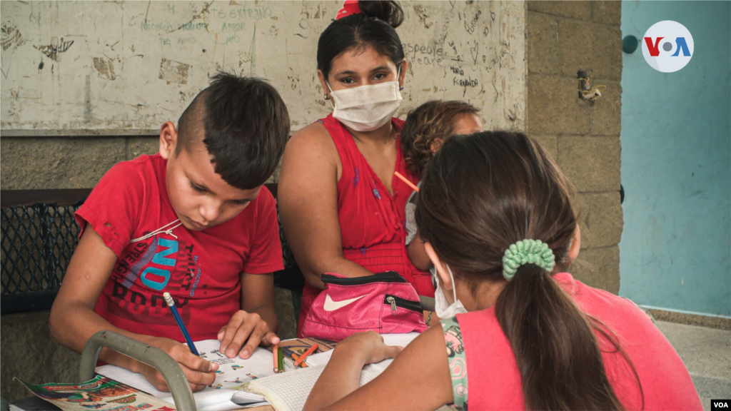 El Río Arauca es la frontera natural que divide a Colombia y Venezuela, con más de 290 kilómetros de extensión limítrofe. Separa así al estado Apure, en Venezuela, con el departamento de Arauca, en Colombia.