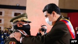 El presidente en disputa de Venezuela, Nicolás Maduro habla con el nuevo general en jefe de la Guardia Nacional Bolivariana, Néstor Reverol, durante la ceremonia del 83 aniversario de la Guardia Nacional Bolivariana en la Academia Militar, en Caracas.