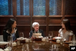 美財長耶倫在北京與一組中國青年女性經濟學家共進午餐。（2023年7月8日）