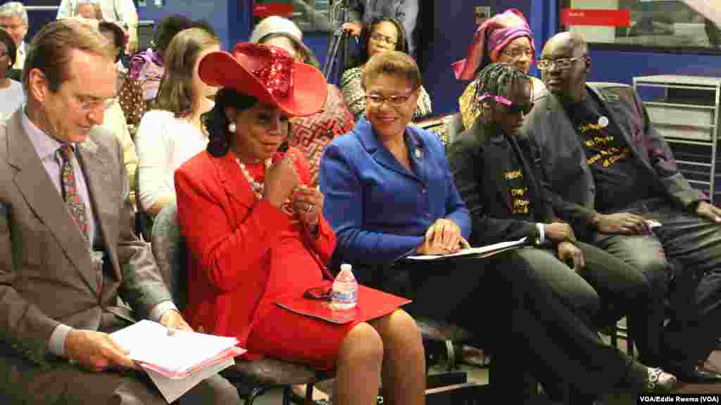 Shugaban VOA David Ensor, Rep. Federica Wilson, Rep Karen Bass, da daliban Chibok 'Patience".