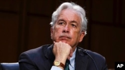 ARCHIVO - El director de la CIA, William Burns, escucha durante una audiencia del Comité Selecto de Inteligencia del Senado sobre amenazas mundiales, en el Capitolio de Washington, el 14 de abril de 2021.