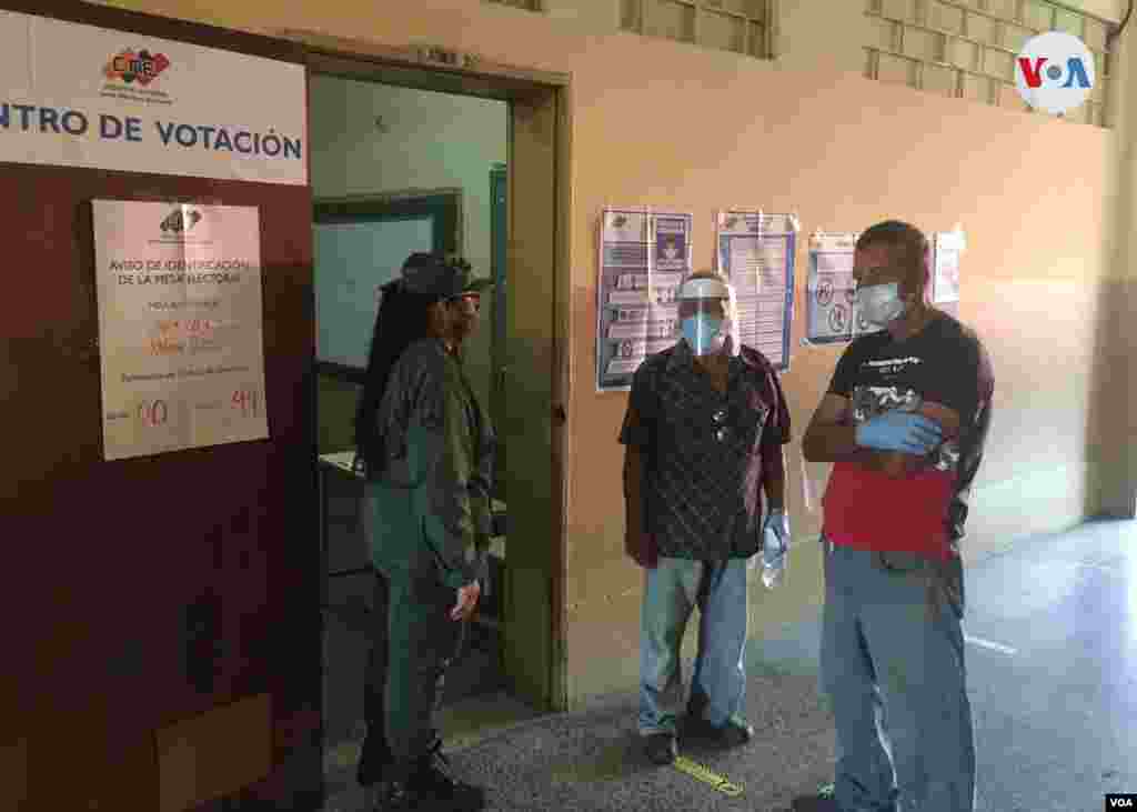 Edgar Ramírez, venezolano jubilado consultado por la VOA, explica acudió a votar aporque interpreta el sufragio como “una obligación”. Maracaibo, diciembre 6 de 2020. Foto: Gustavo Ocando - VOA.