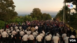 ARCHIVO - Cientos de migrantes se enfrentaron a autoridades de migración, se negaron de acceder al retorno voluntario o realizar controles migratorios durante la primer caravana migrante de 2022 que salió de Honduras. [Foto:Eugenia Sagastume, VOA]