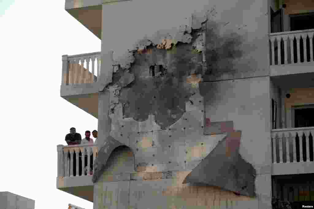 ترک میڈیا کے مطابق شام کے مغربی علاقے 'راس العین' میں بھی چھڑپیں ہو رہی ہیں جو کردوں کا دوسرا بڑا ٹھکانہ ہے۔ 