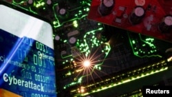 แฟ้มภาพ: กราฟฟิกที่แสดงภาพธงชาติรัสเซียพร้อมคำว่า "การโจมตีทางไซเบอร์" และรหัสตัวเลข BCD