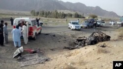 خودرویی که گفته می شود رهبر طالبان و یک راننده در آن بودند.