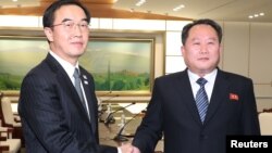 Shugaban tawagar Koriya ta Arewa Ri Son Gwon (Hagu) da takwaransa na Koriya ta Kudu Cho Myoung-gyon (Dama)