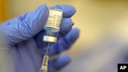 Un farmacéutico prepara una jeringa de la vacuna Pfizer-BioNTech el viernes, 8 de enero de 2021, en Queen Anne Healthcare, un centro de rehabilitación y enfermería especializada en Seattle, EE. UU. [Foto: AP]