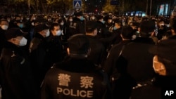 北京警方11月27日堵截不滿新冠封控措施而上街抗議的民眾