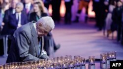 Հոլոքոստը վերապրածը մոմ է վառում «Օսվենցիմ» համակենտրոնացման ճամբարի հուշահամալիրում, 2025 թվականի հունվարի 27, Լեհաստան