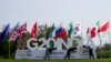 Sejumlah pekerja sedang memasang logo G20 menjelang pertemuan tingkat tinggi kelompok itu di Gandhinagar, India, 13 Juli 2023. (Foto: Ajit Solanki/AP Photo)