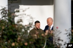 جو بایدن رئیس جمهوری آمریکا (راست) و همتای اوکراینی خود ولودمیر زلنسکی در کاخ سفید، واشنگتن - ۲۱ دسامبر ۲۰۲۲