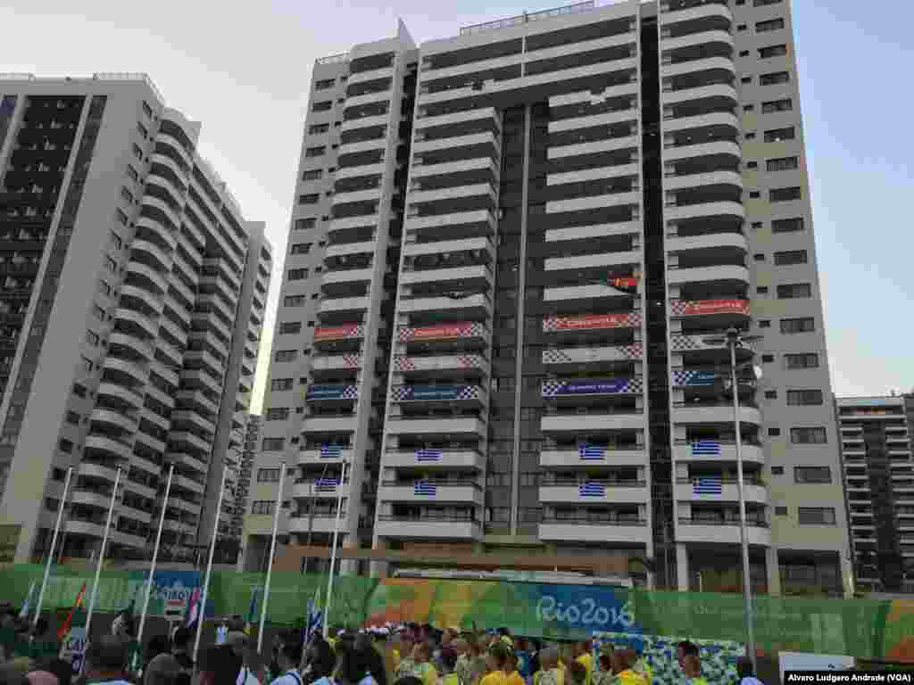 Bandeiras de Angola e da Croácia nos prédios da Vila Olímpica, Rio de Janeiro. Jogos Olímpicos 2016, Brasil
