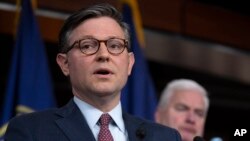 ARCHIVO: El presidente de la Cámara de Representantes de EEUU, el republicano Mike Johnson, habla a los periodistas en el Capitolio de Washington el 30 de enero de 2024.